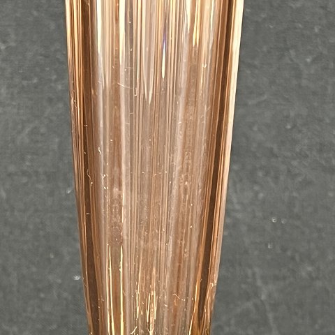 Usædvanlig vase i grøn og pink glas