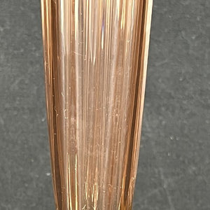 Usædvanlig vase i grøn og pink glas