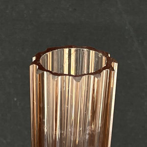 Usædvanlig vase i grøn og pink glas