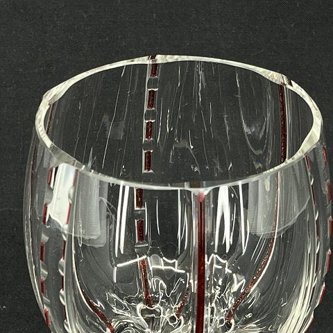 Bred vase med røde pålagte bånd fra 1920'erne