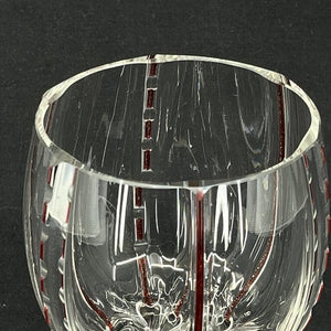 Bred vase med røde pålagte bånd fra 1920'erne