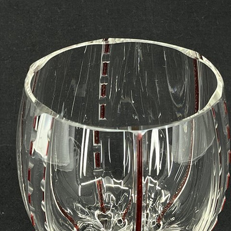Bred vase med røde pålagte bånd fra 1920'erne