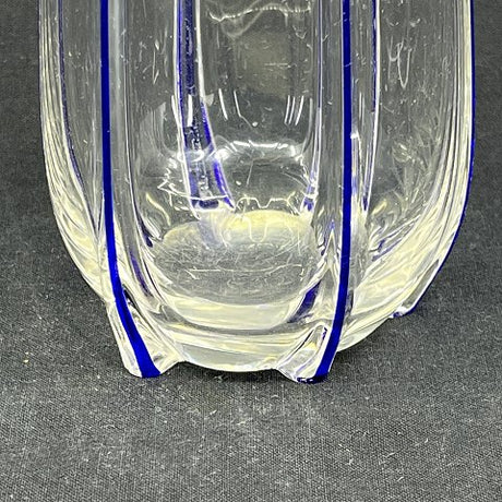 Usædvanlig vase med blå dekoration