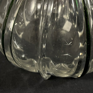 Høj vase med grønne bånd fra 1920'erne