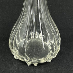 Slank vase med små fødder