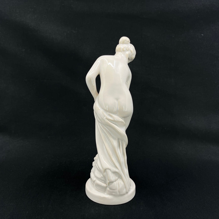 Hvidglaseret figur fra L. Hjorth - Venus i badet