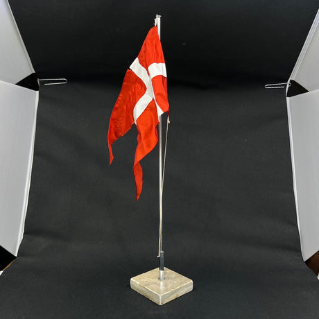 Flagstang - Fod i lys marmor