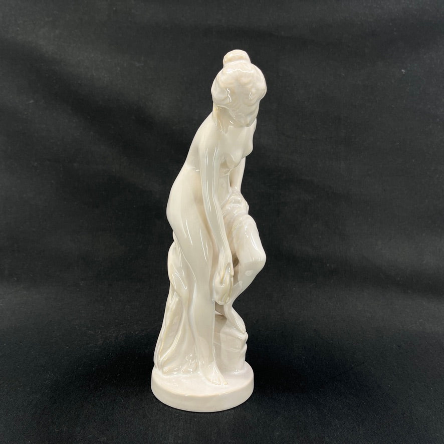 Hvidglaseret figur fra L. Hjorth - Venus i badet