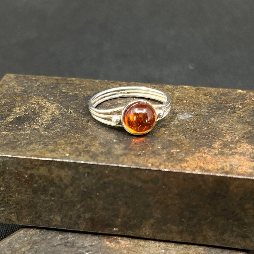 Ring med rav, str 48.