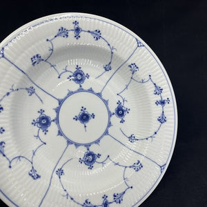 Musselmalet Riflet dyb tallerken fra 1820-1850
