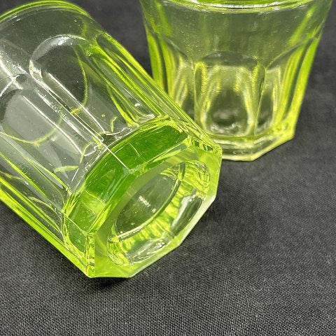 Barneglas fra Fyens Glasværk, urangrønt