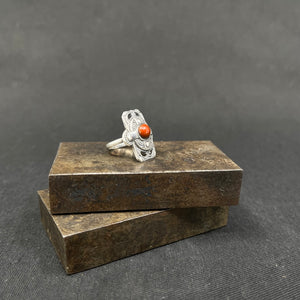Art deco ring i sølv med perle i rav