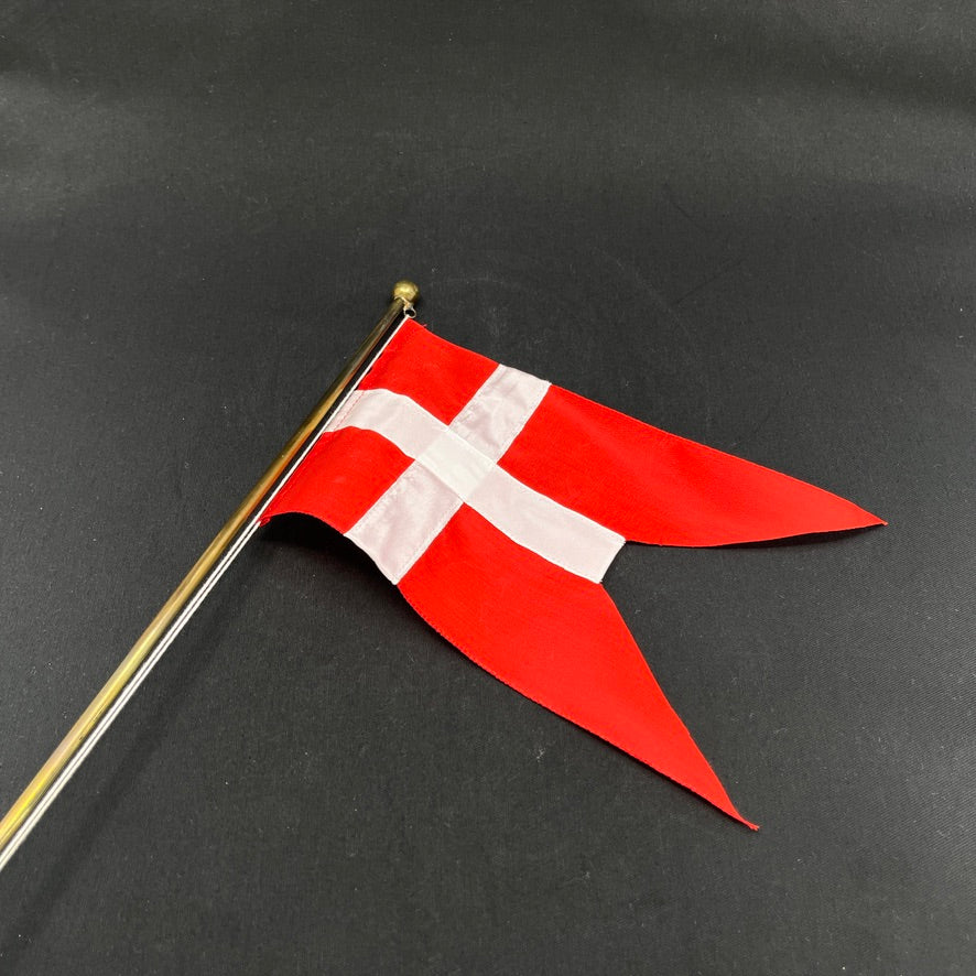 Stor flagstang i messing med kæder, 75 cm.