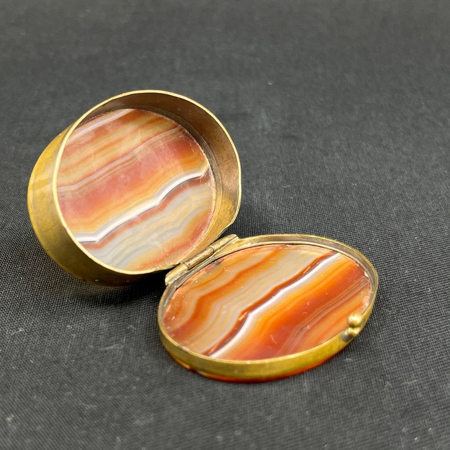 Oval pilleæske med båndagat, 4,5x3,5 cm.