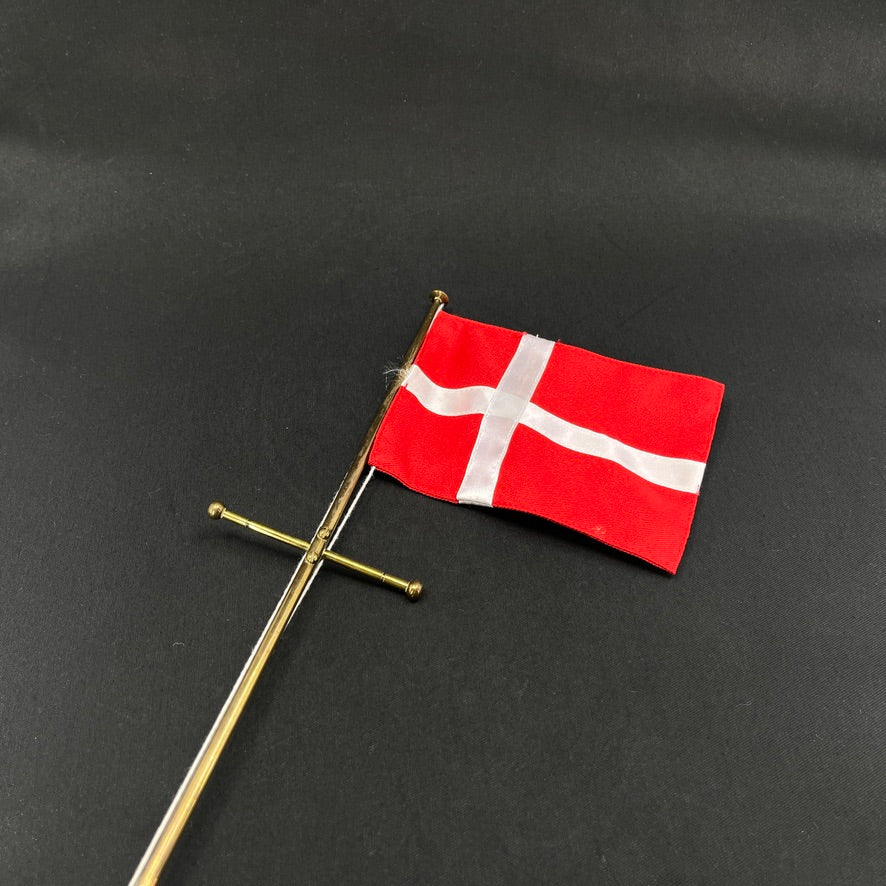 Flagstang i messing med 3-fod, 60 cm.