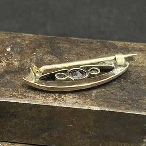 Oval broche med granater
