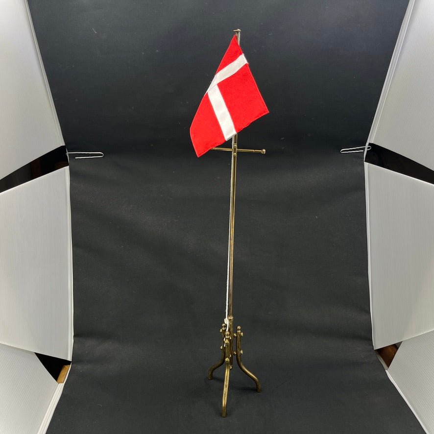 Flagstang i messing med 3-fod, 60 cm.