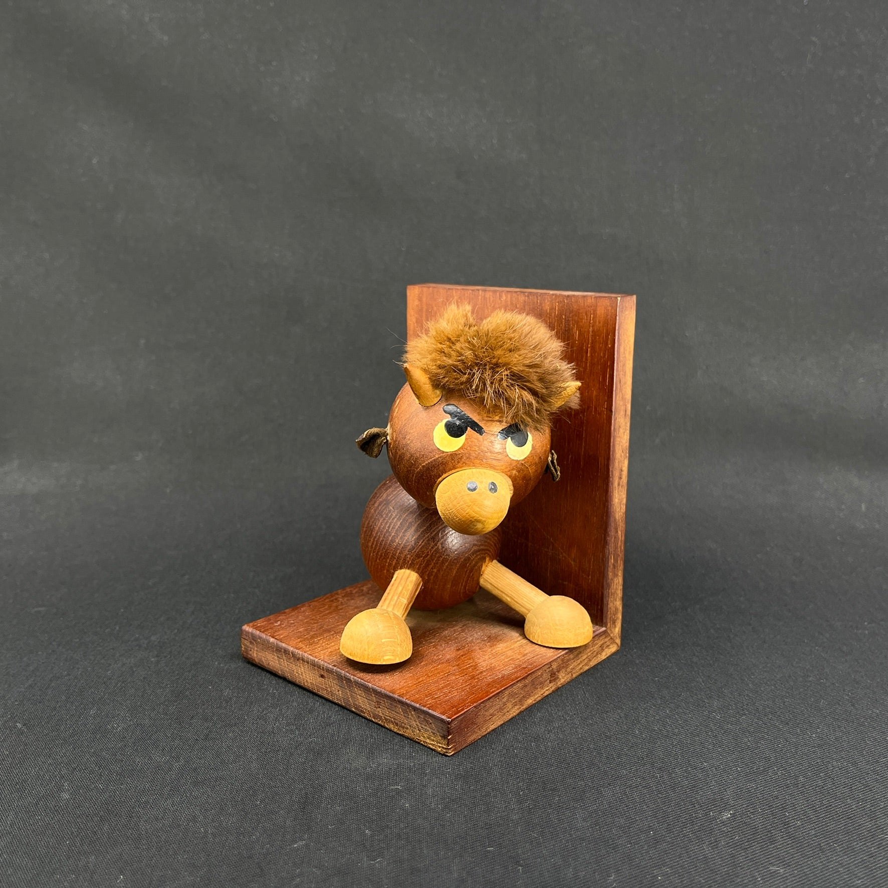Figur i teaktræ - bogstøtte