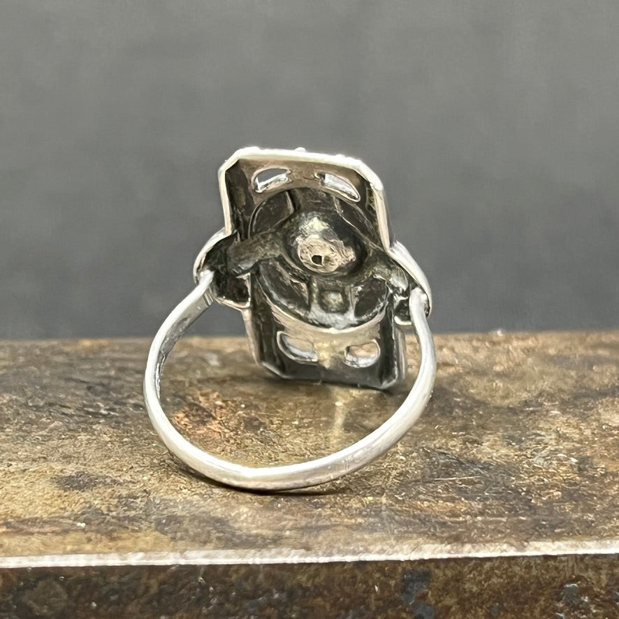 Art deco ring i sølv med perle i rav