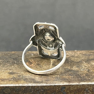 Art deco ring i sølv med perle i rav