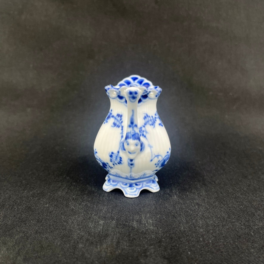 Smal Blue Fluted Full Lace creamer, 3. assort.