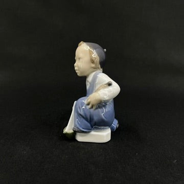Dreng med skib - Figur fra Royal Copenhagen