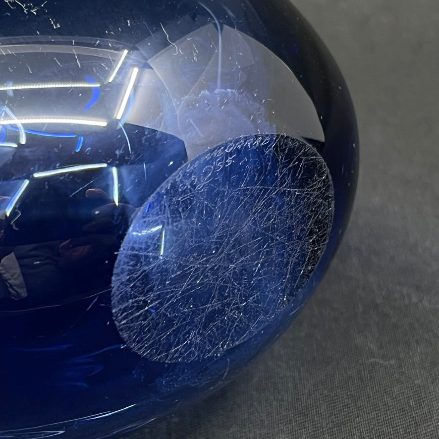 Safirblå dråbevase af Per Lütken, 11 cm.