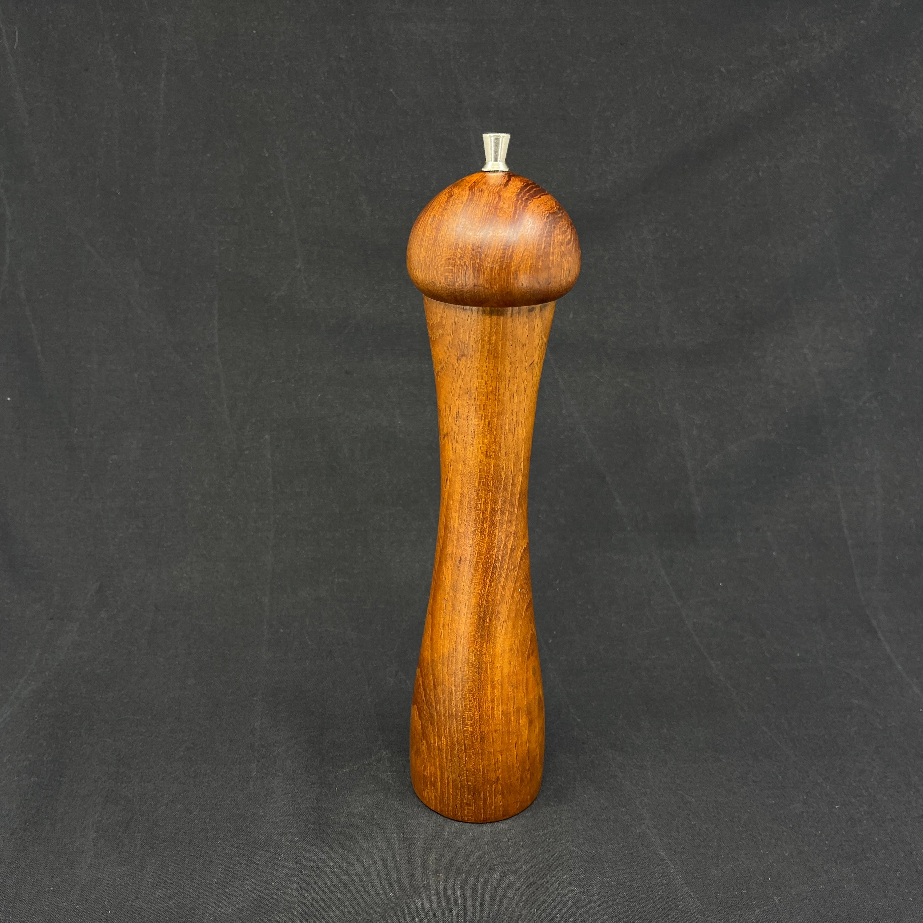 Tall pepper mill in solid teak, 28 cm.