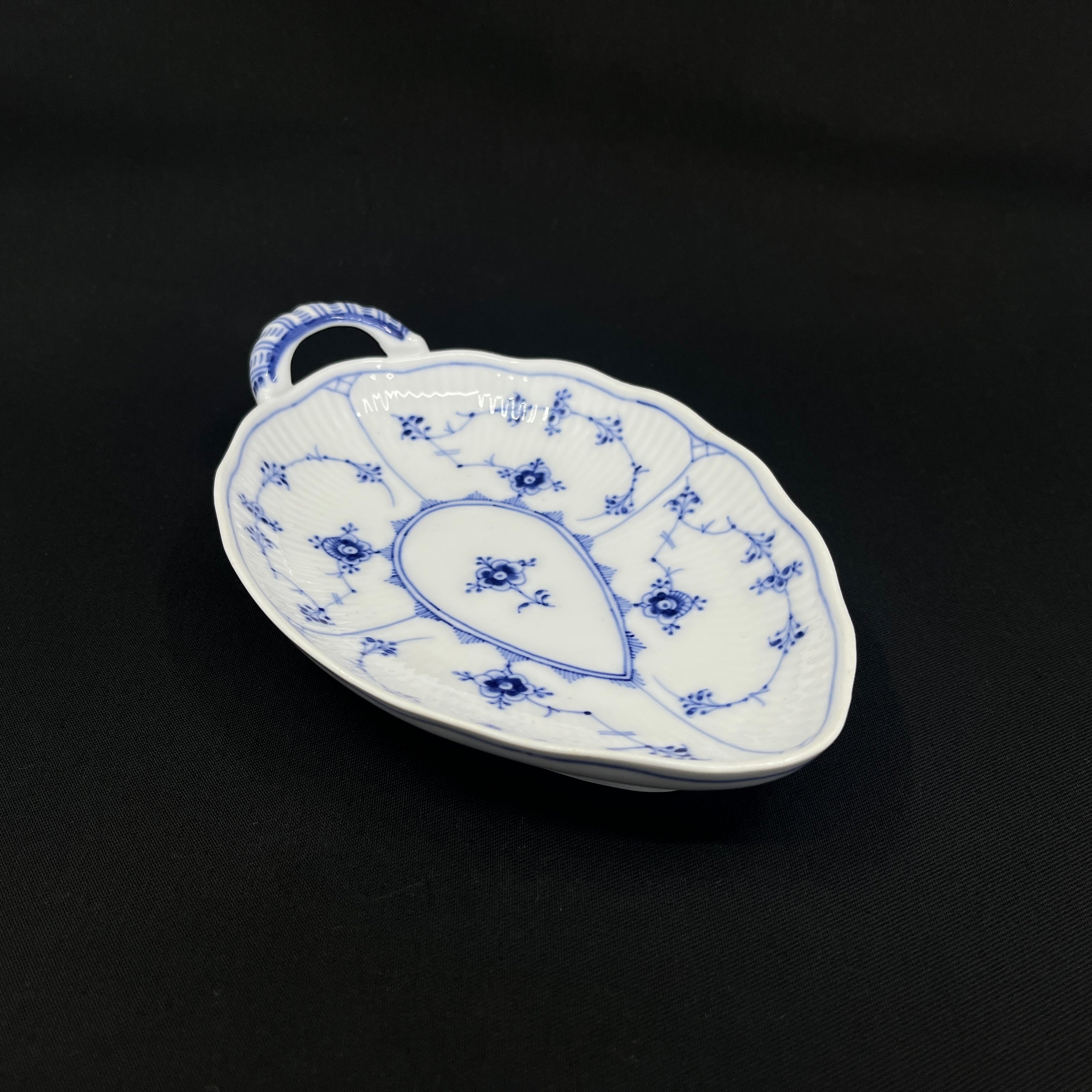 Rare Blue Fluted Fluted Dish, 1/152