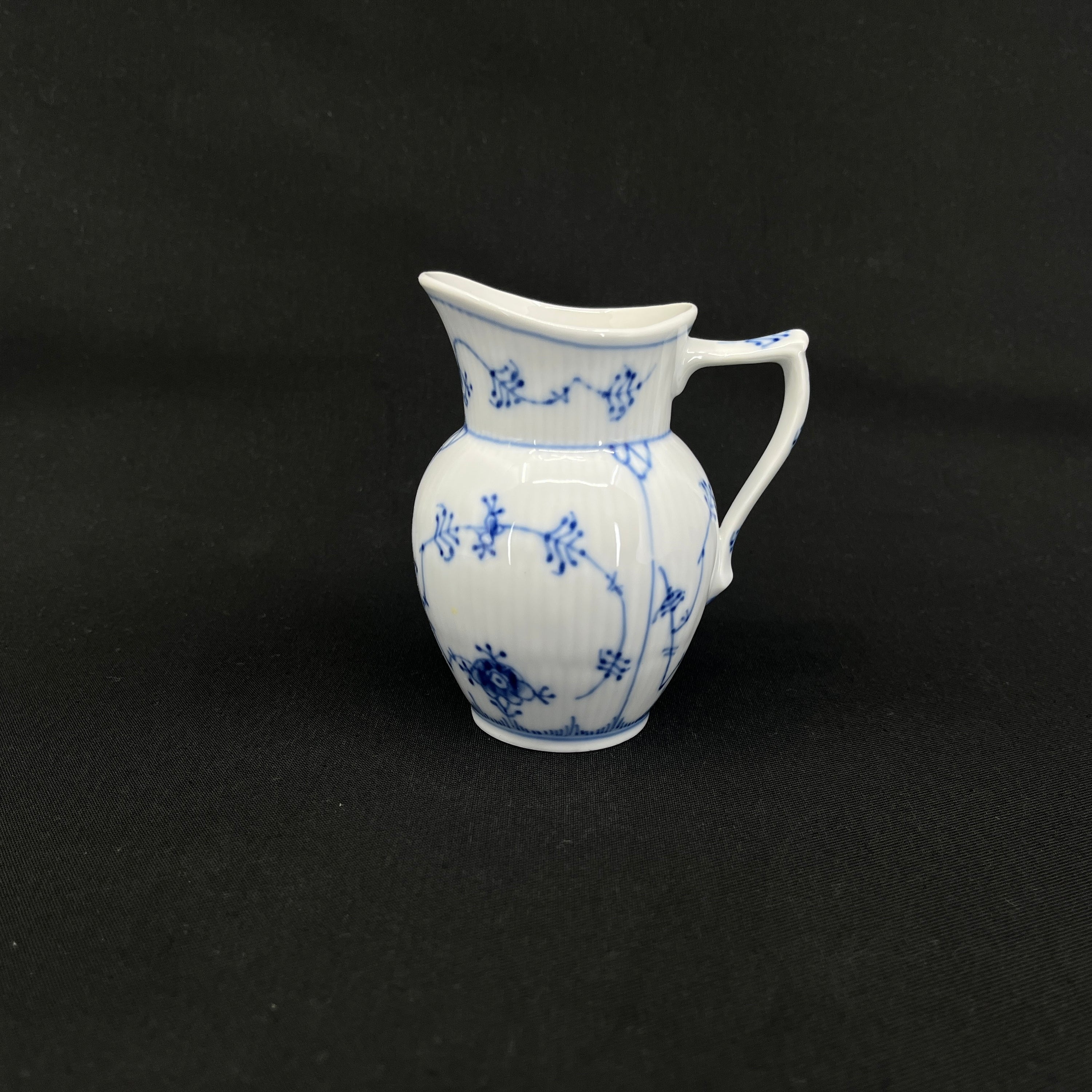 Mussel painted fluted cream jug, 1/60