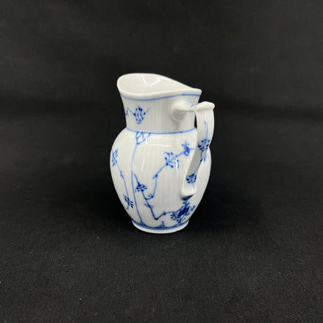 Mussel painted fluted cream jug, 1/60