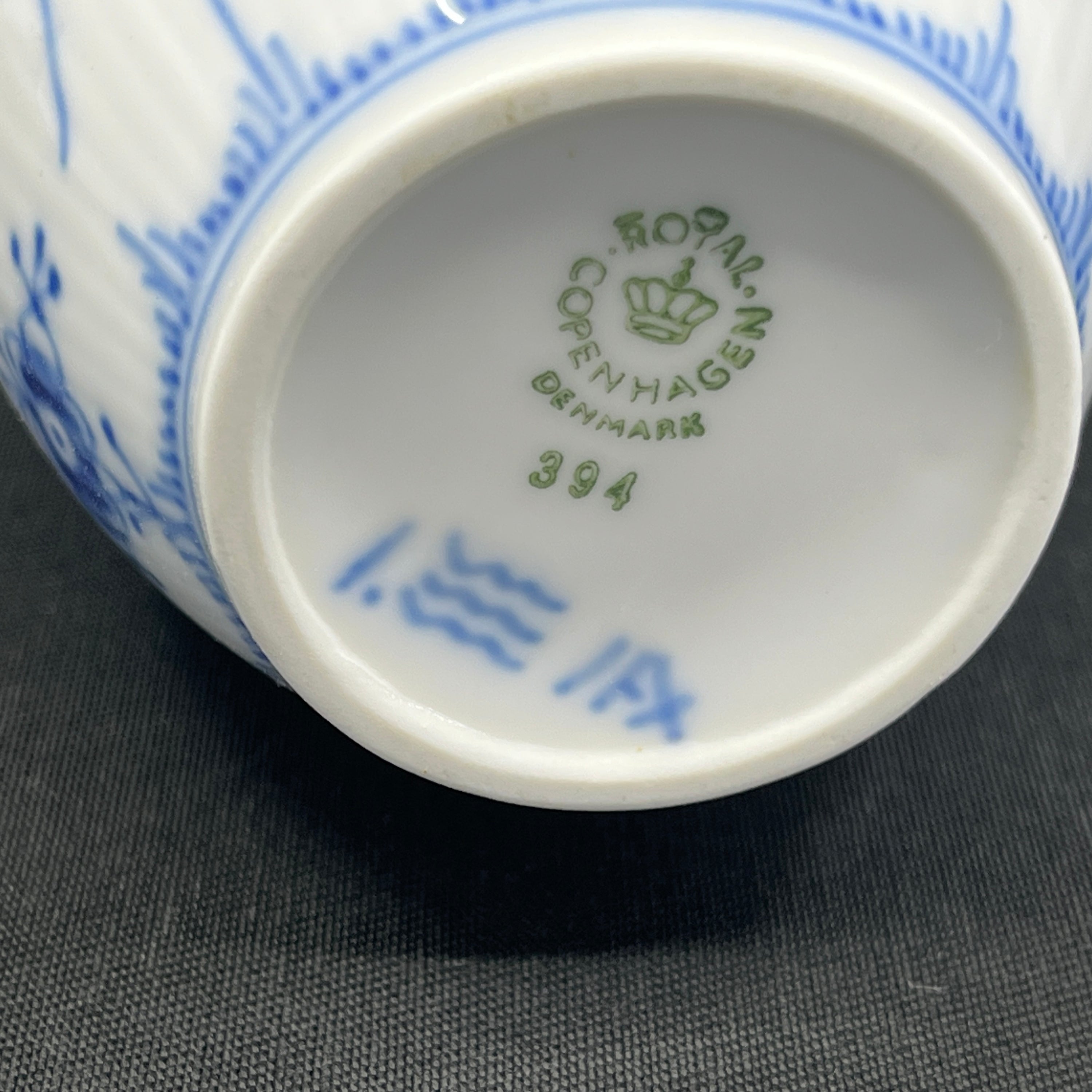 Mussel painted fluted cream jug, 1/60