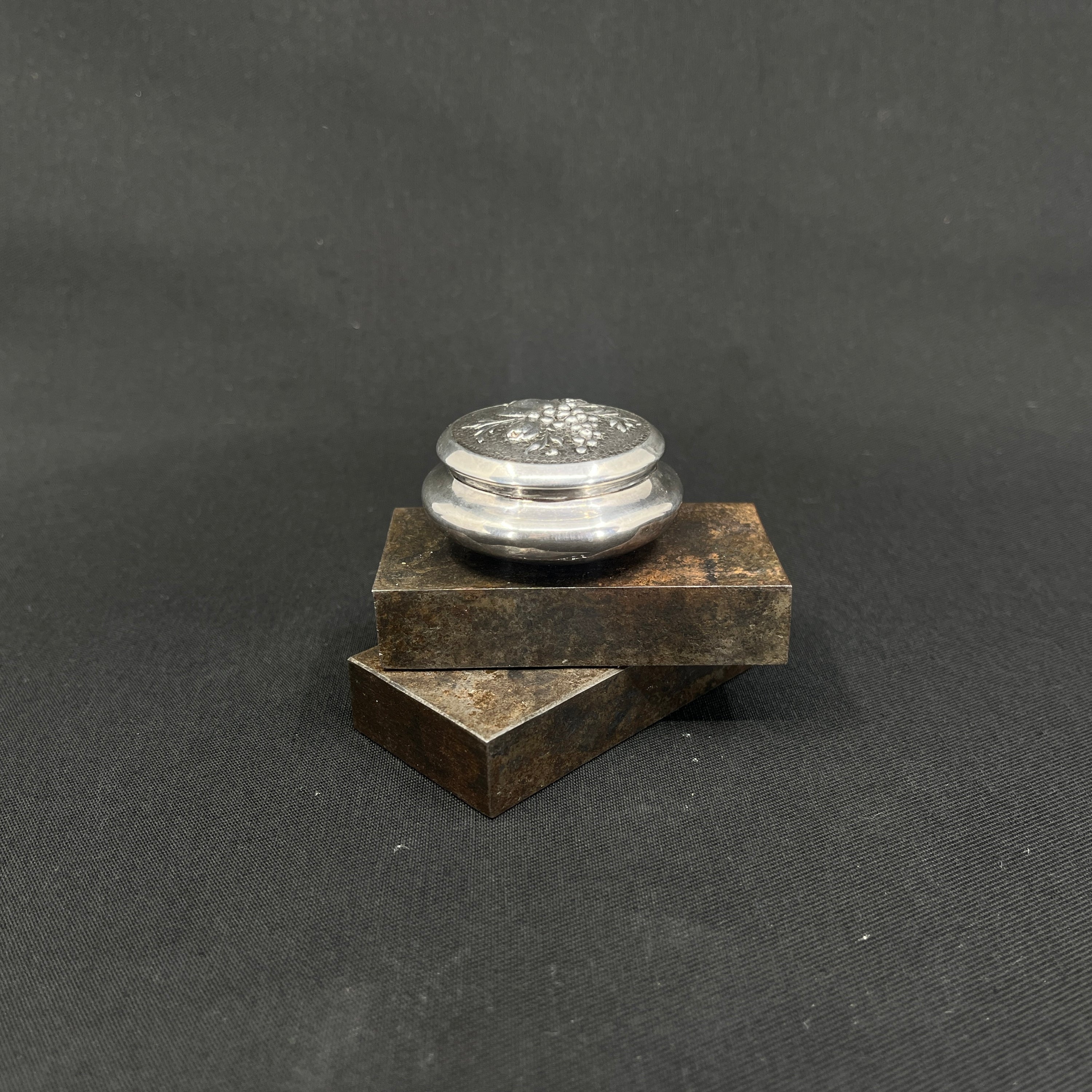 Round pill box in silver