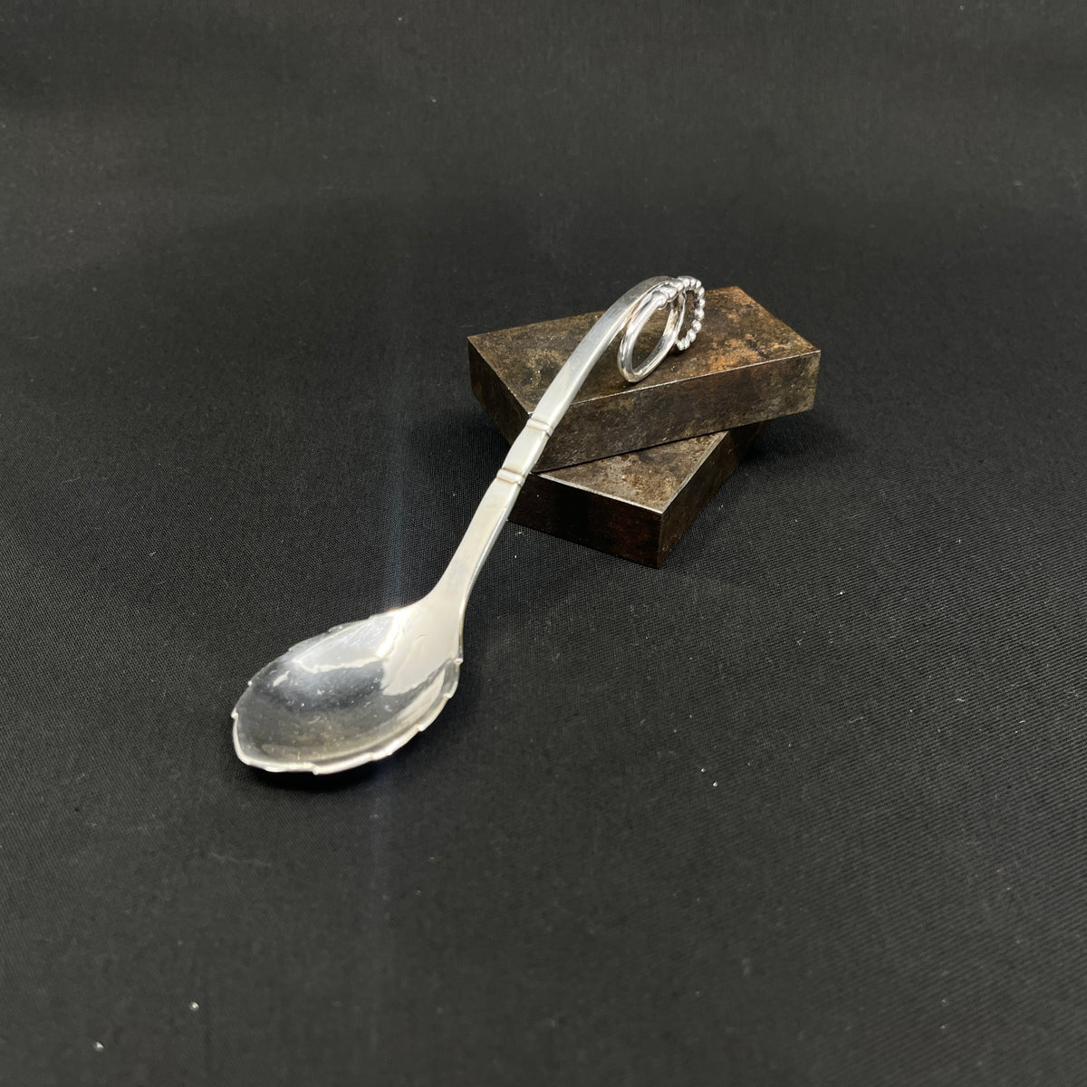 Ornamental ske fra Georg Jensen, 14,5 cm.