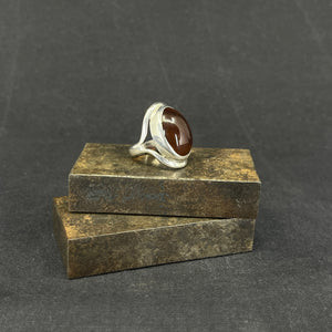 Modern ring with oval agate