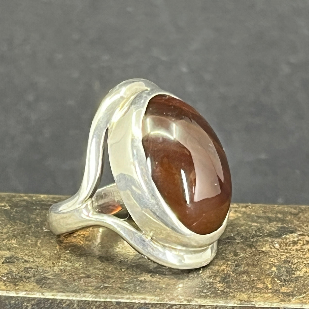 Modern ring with oval agate