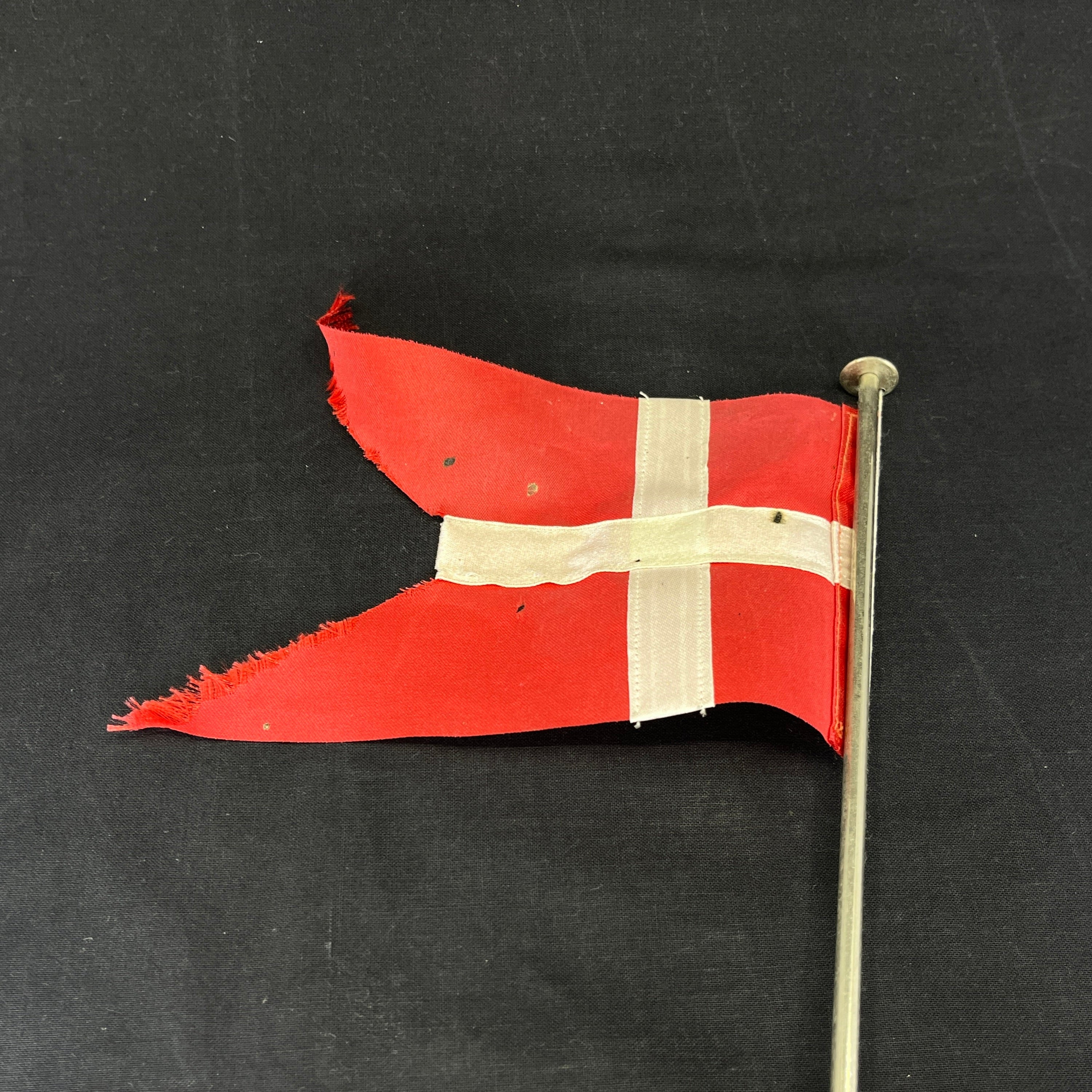 Flagstang med gravhøj i alabast