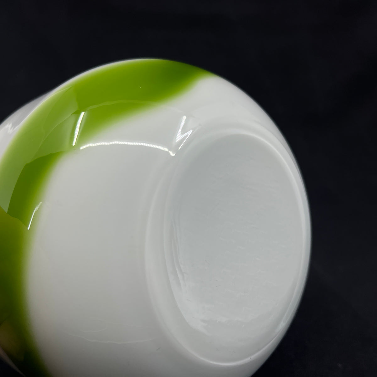 Opal white Palet bowl with green wave, 13 cm.