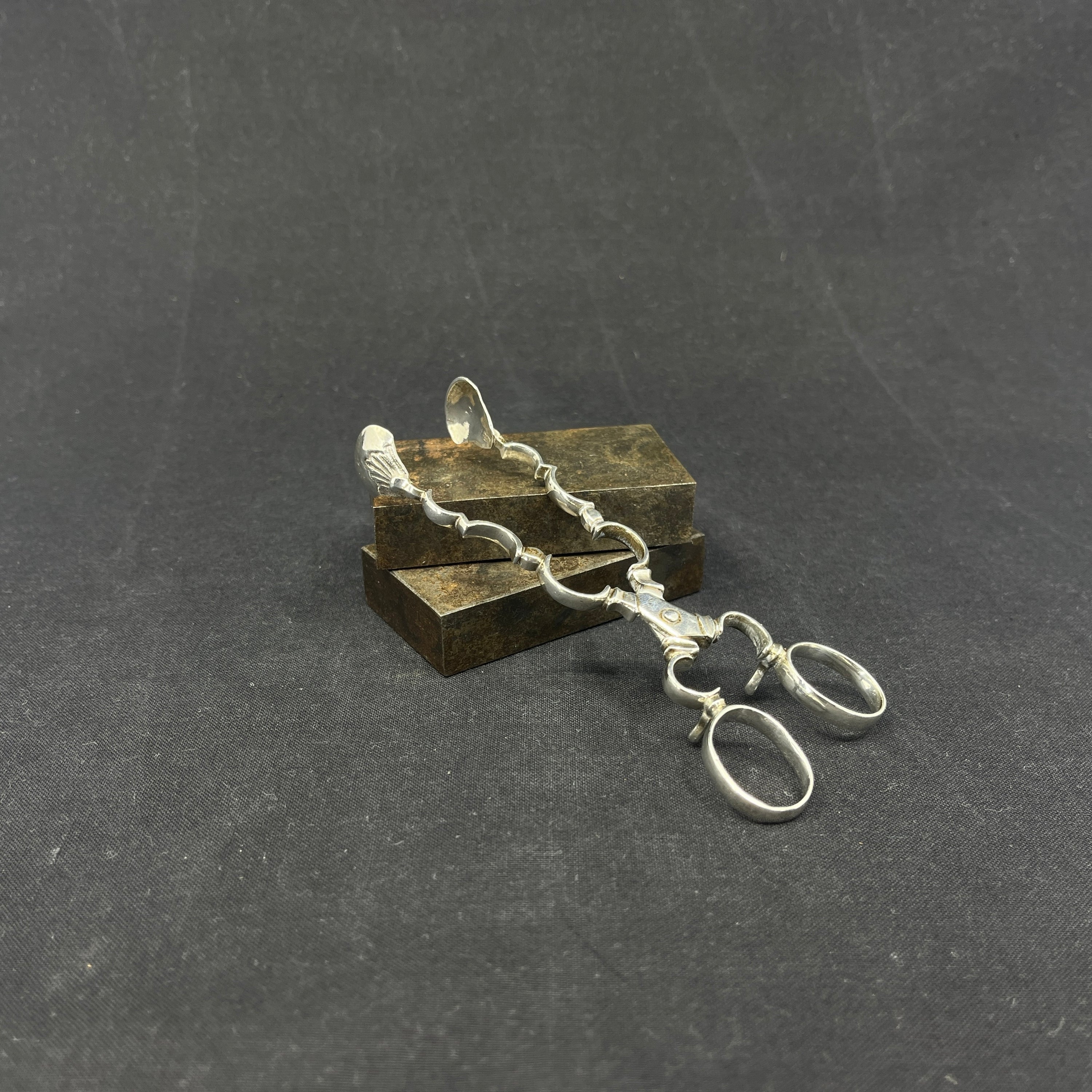 Baroque sugar tongs in silver