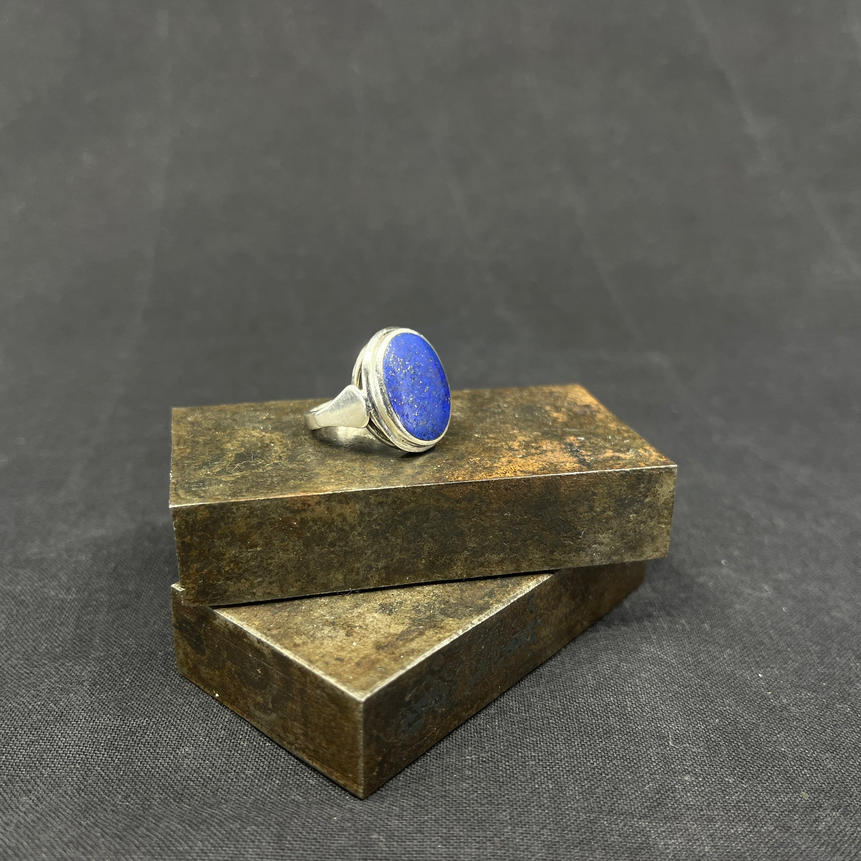 Ring with lapis lazuli