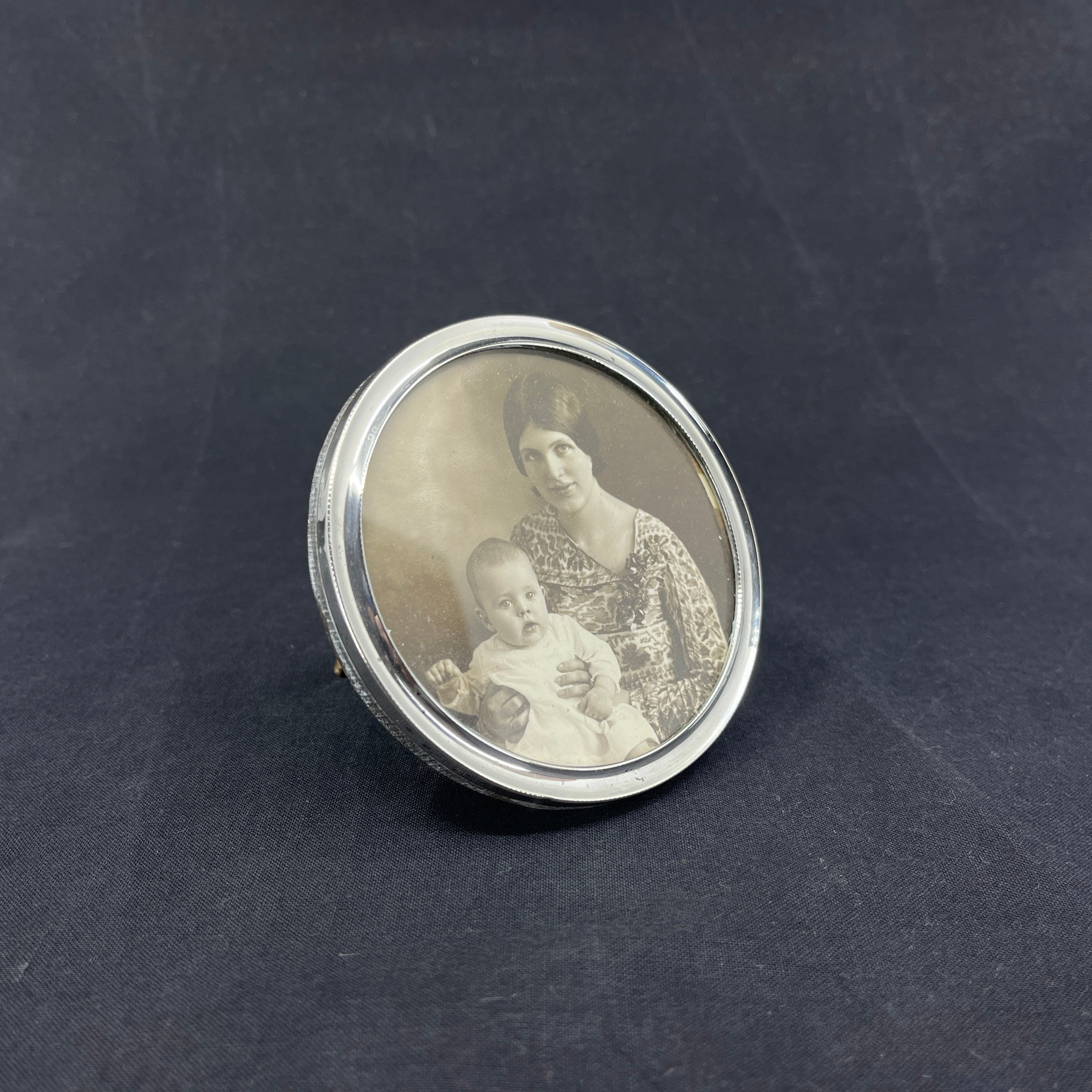 Round picture frame in silver