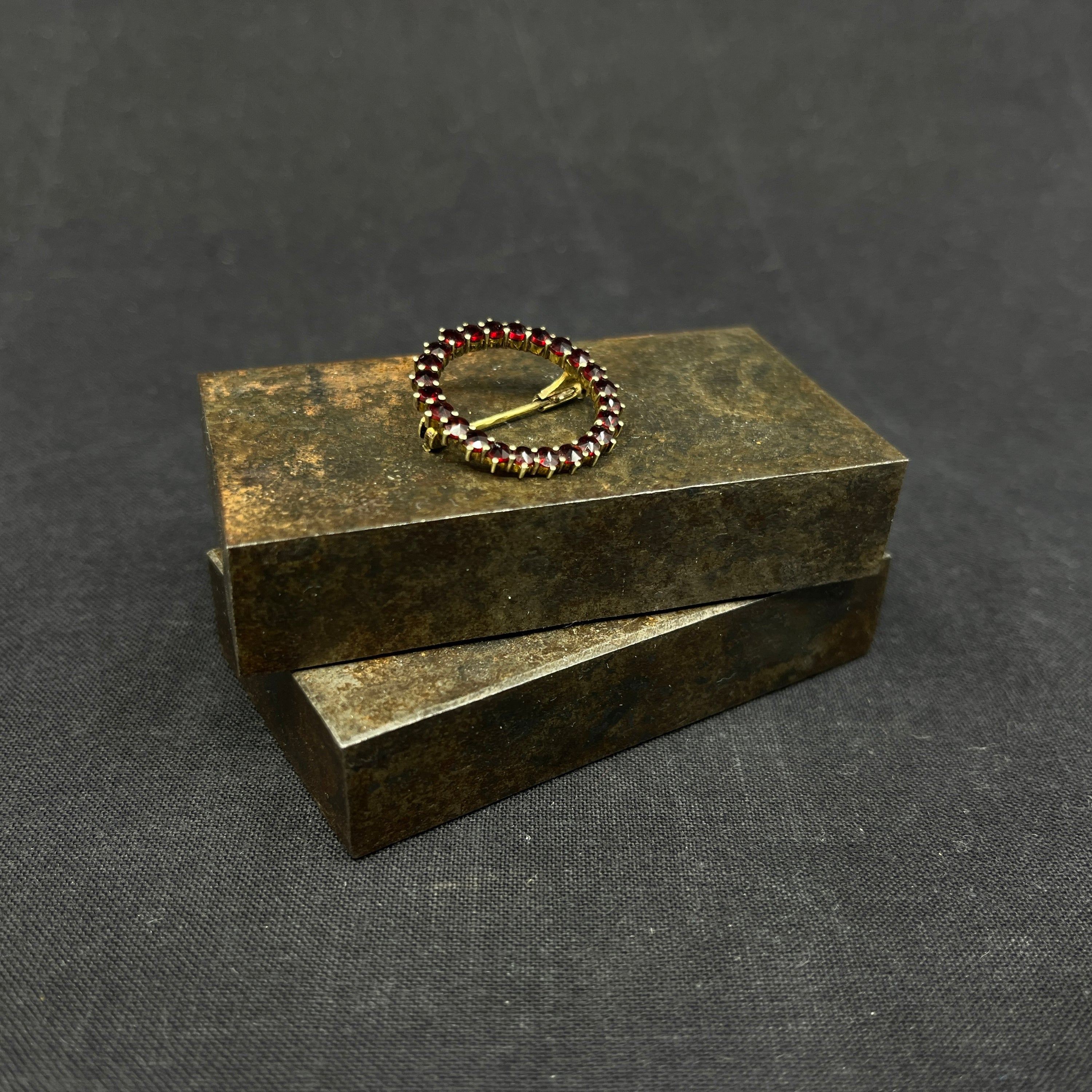 Brooch in gold with garnets