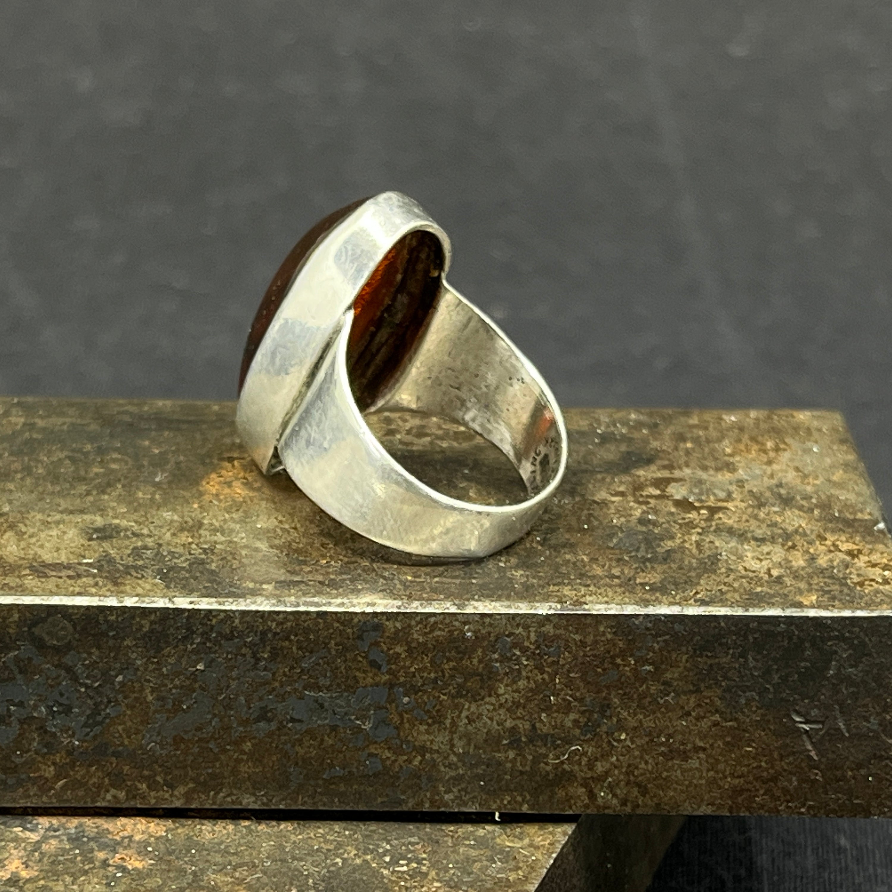 Moderne ring med rav