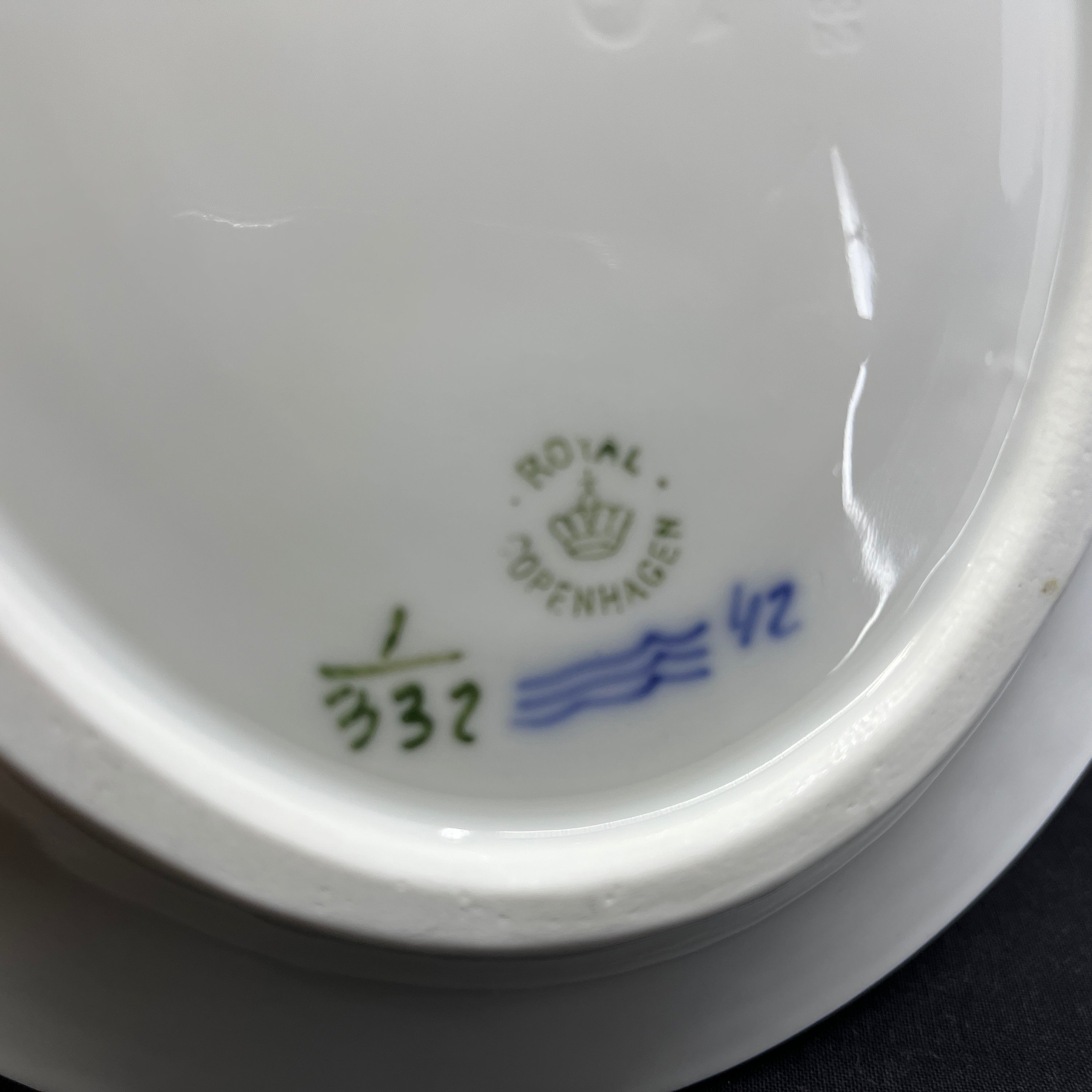 Mussel painted fluted oval dish, 1898-1923