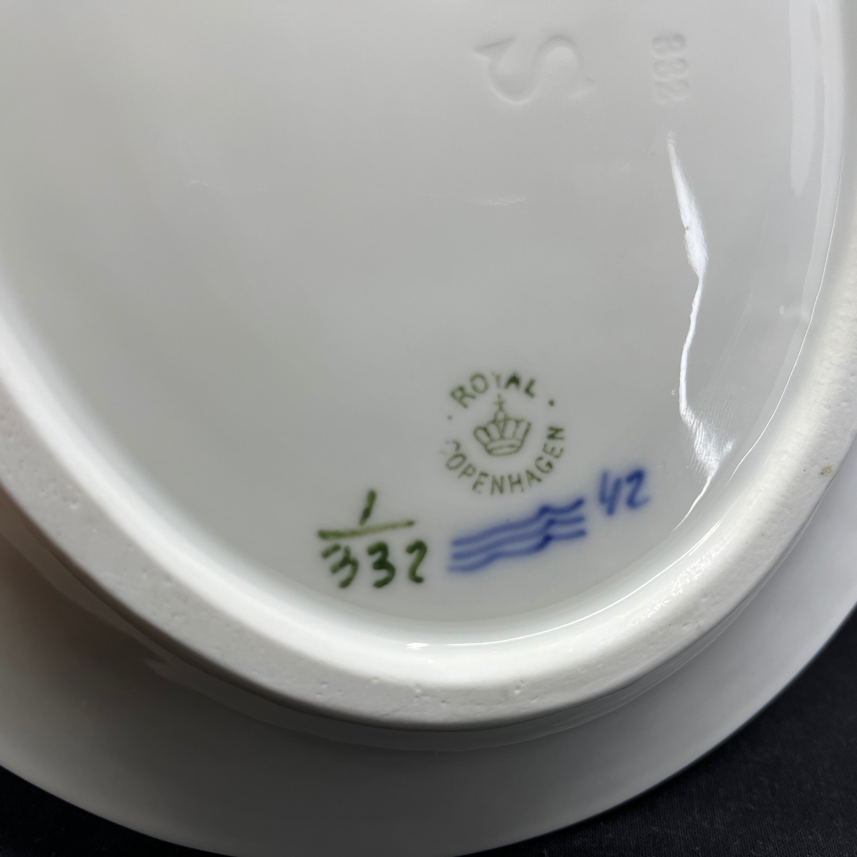 Mussel painted fluted oval dish, 1898-1923