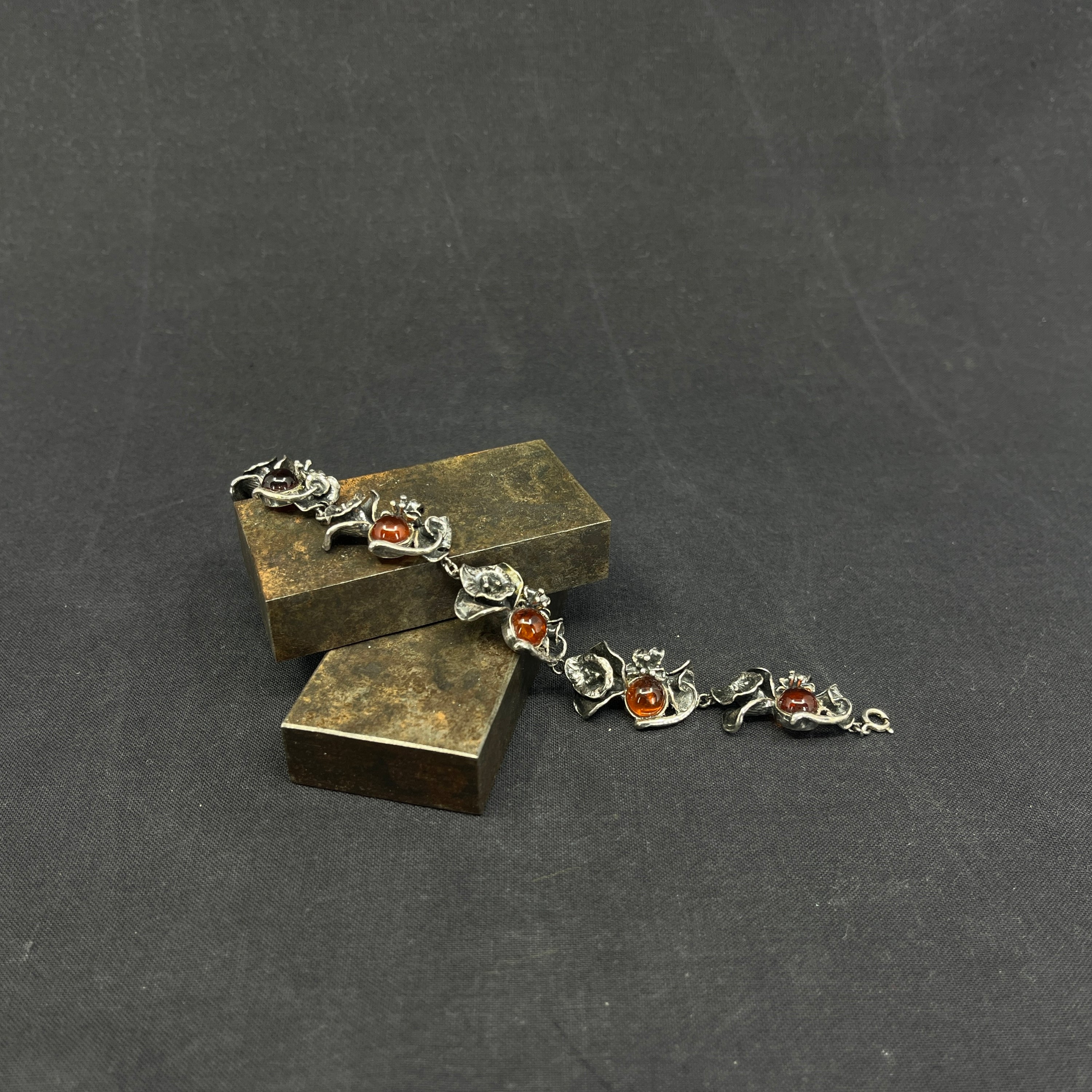 Bracelet in silver with amber