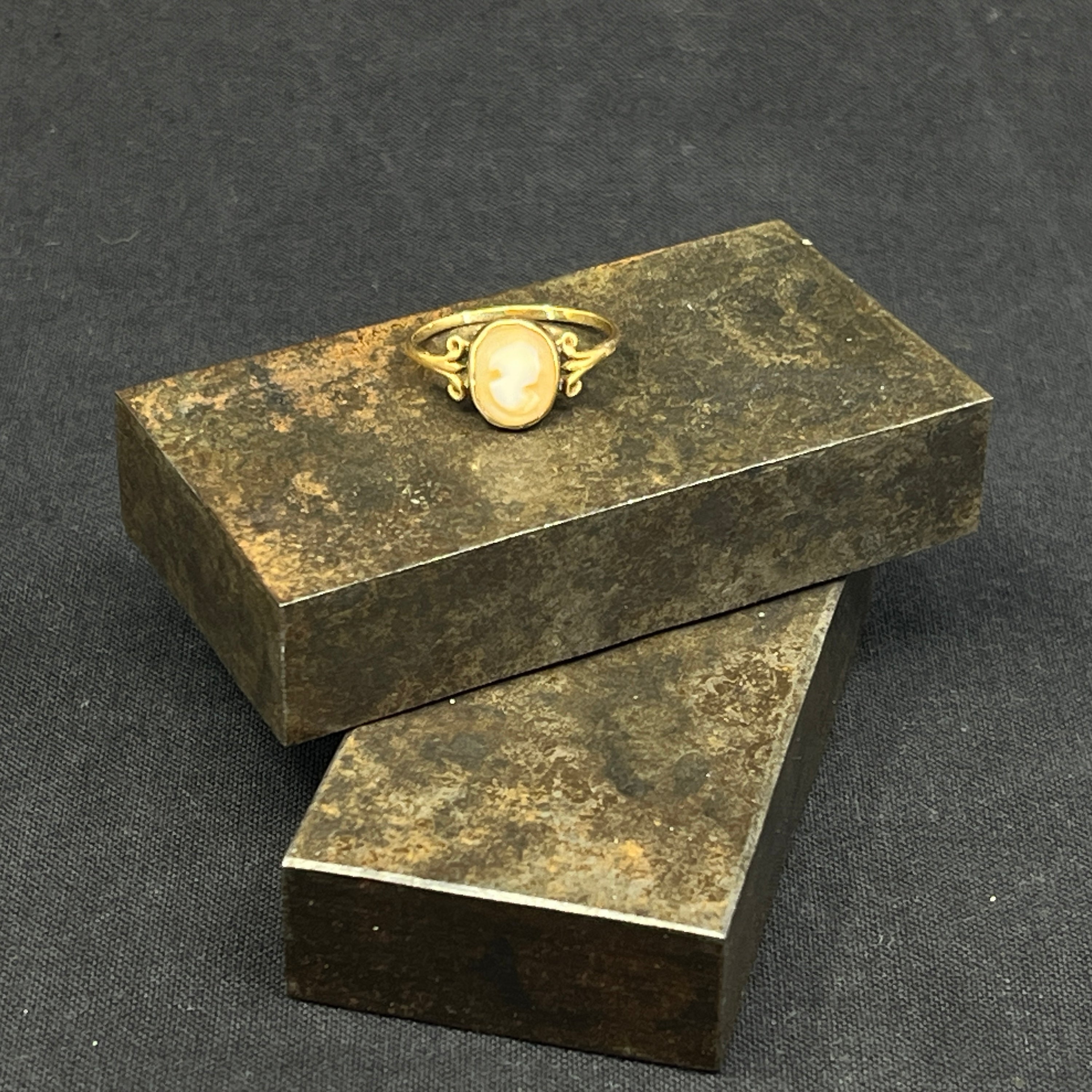 Gold ring with cameo