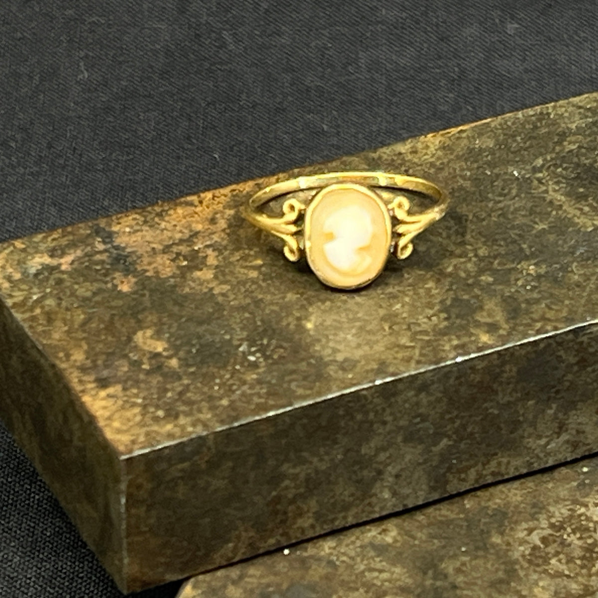 Ring i guld med came