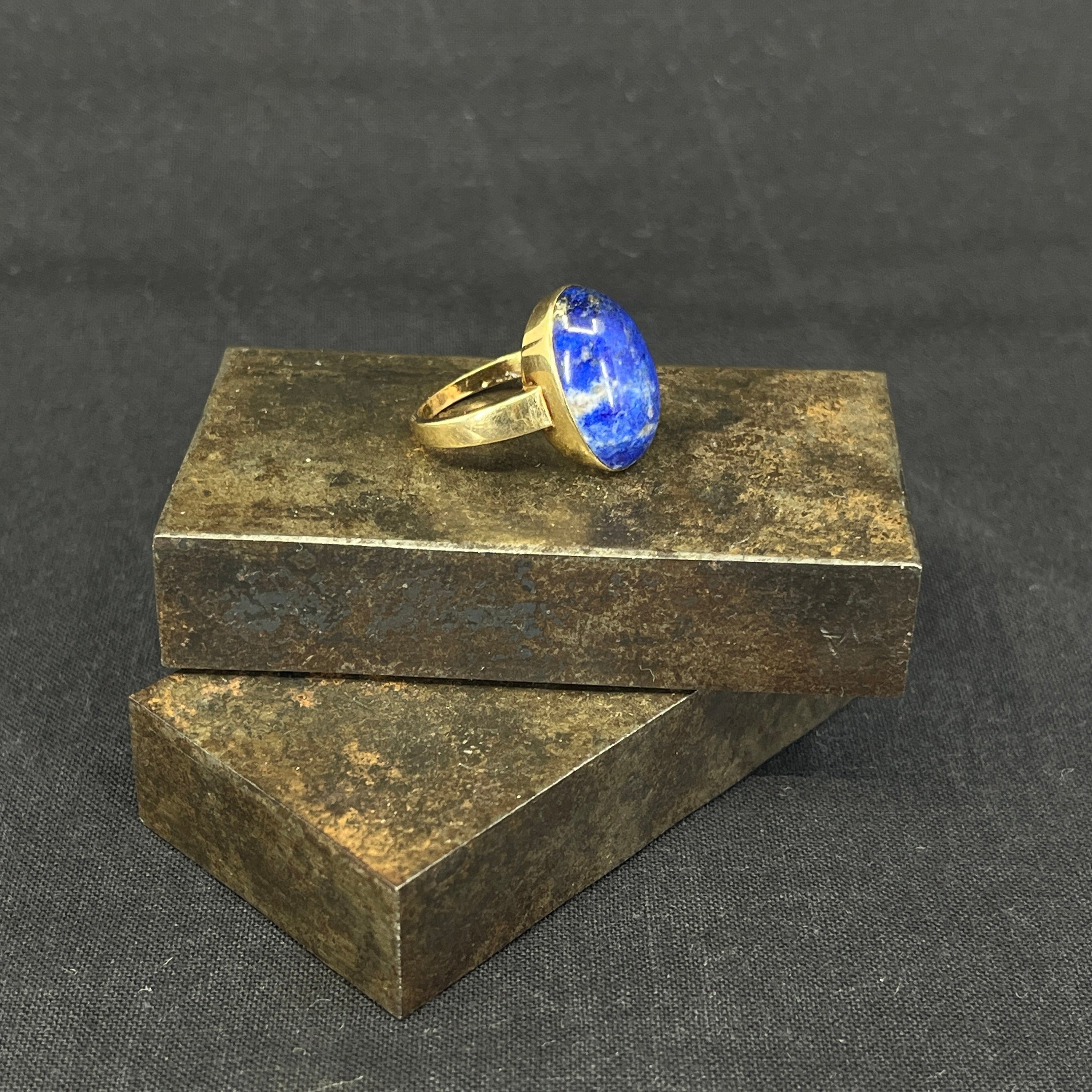 Gold ring with lapis lazuli