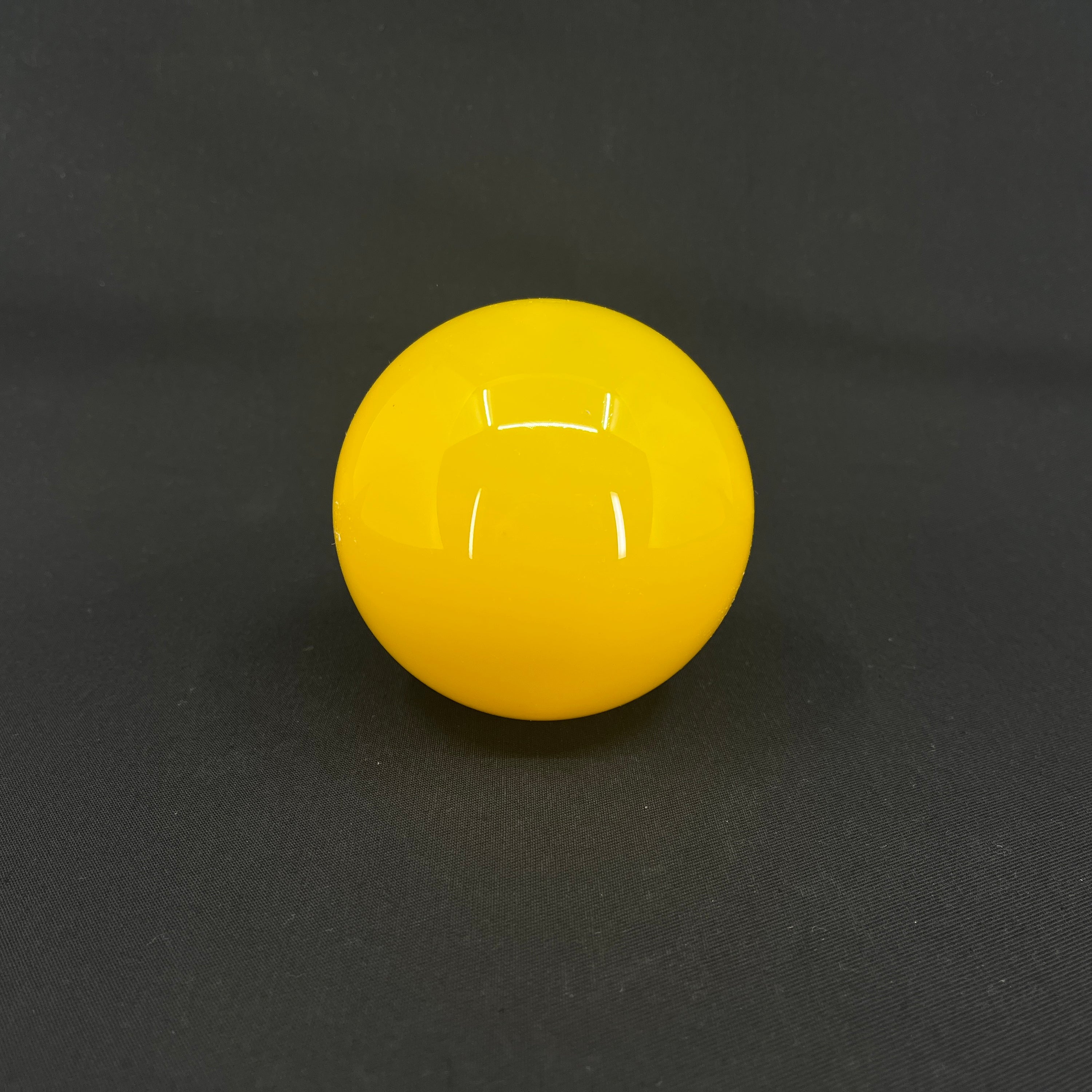 Stor gul dekorationskugle, 10 cm.